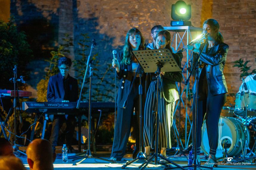 Sold out ai Giardini per la solidarietà a suon di musica grazie a "Un buco nel tetto"