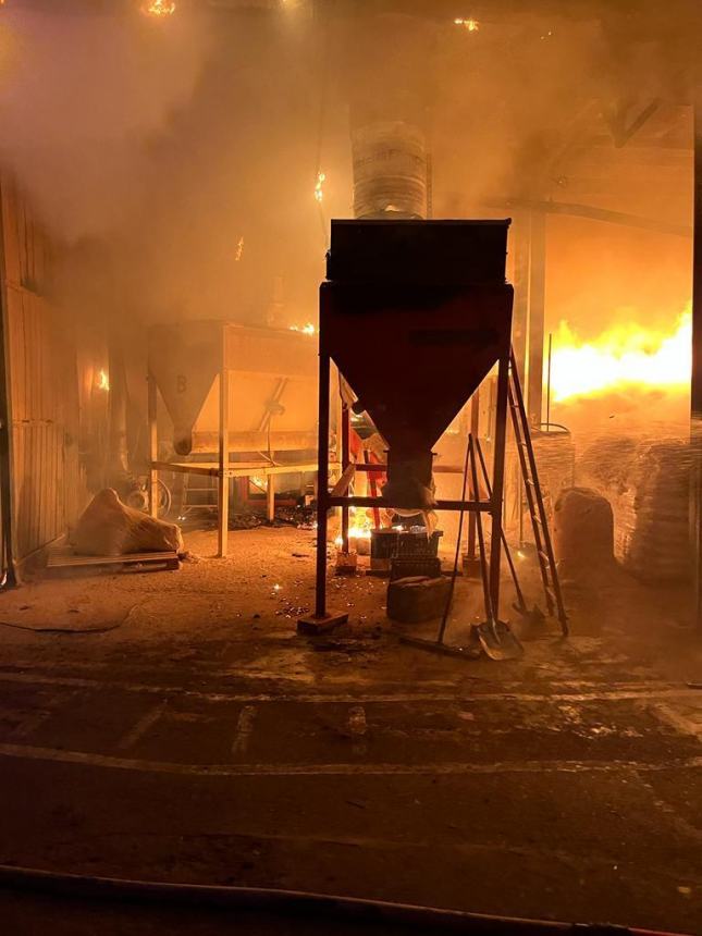 Rogo nella notte alla Tecnopack di San Salvo, in fiamme la pellettatrice nel cortile