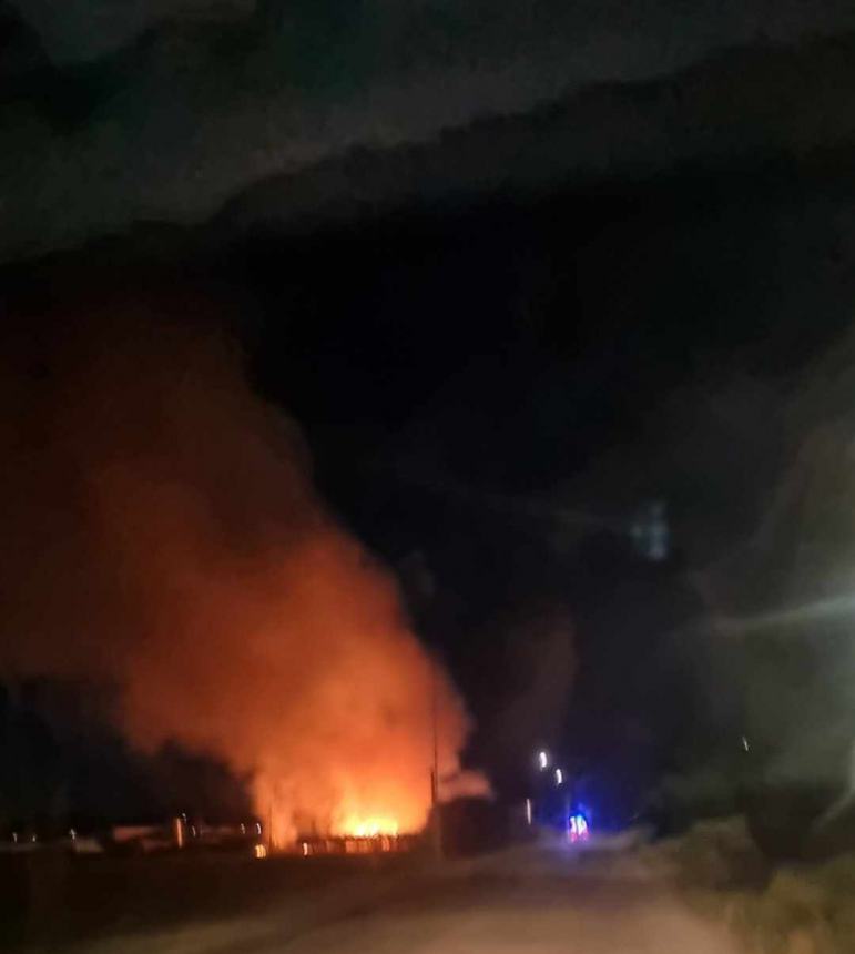 Rogo nella notte alla Tecnopack di San Salvo, in fiamme la pellettatrice nel cortile