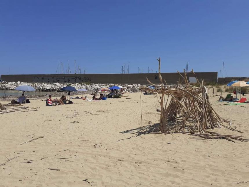 Mezzi in azione nella notte per pulire l’arenile di Punta Penna 