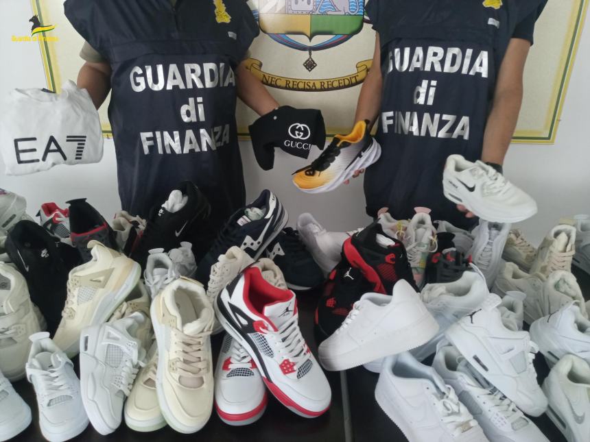 Sequestrati dalla Guardia di finanza capi di abbigliamento e scarpe contraffatti