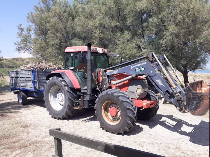 Mezzi in azione nella notte per pulire l’arenile di Punta Penna 