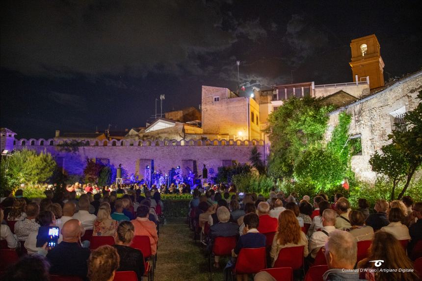 Sold out ai Giardini per la solidarietà a suon di musica grazie a "Un buco nel tetto"