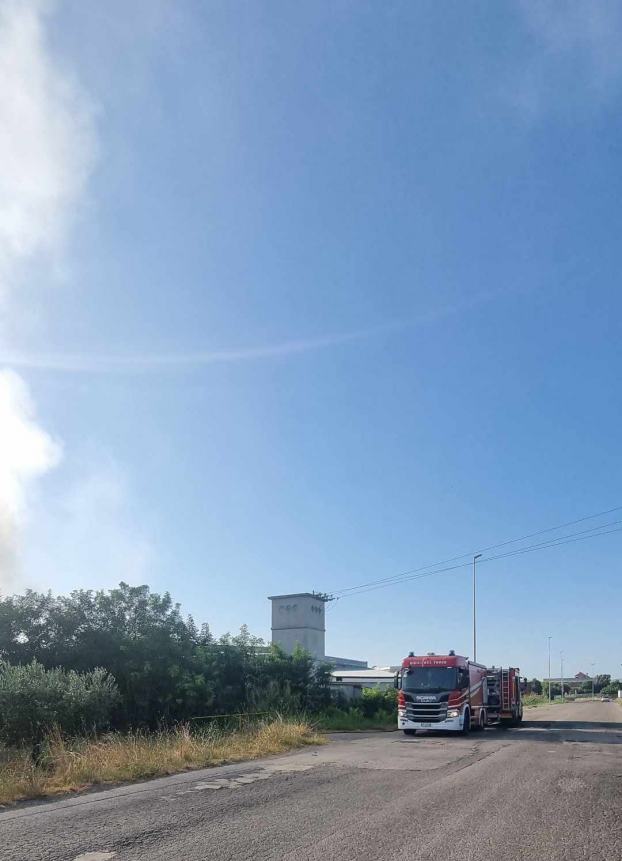 Rogo nella notte alla Tecnopack di San Salvo, in fiamme la pellettatrice nel cortile