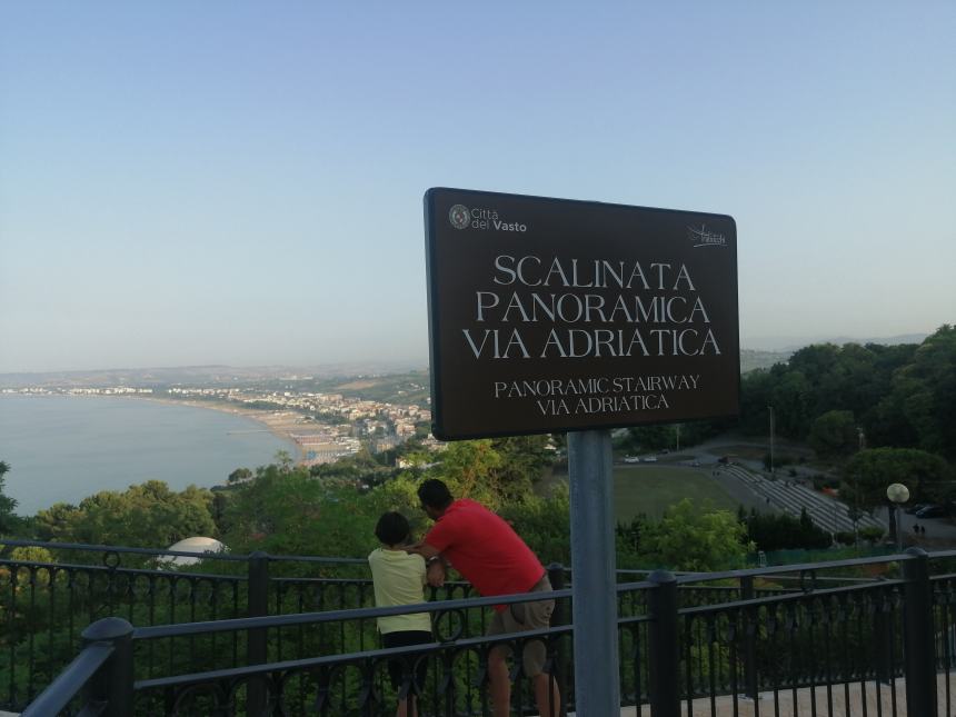 La scalinata di via Adriatica torna alla comunità dopo il consolidamento del costone 