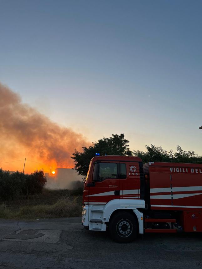 Rogo nella notte alla Tecnopack di San Salvo, in fiamme la pellettatrice nel cortile