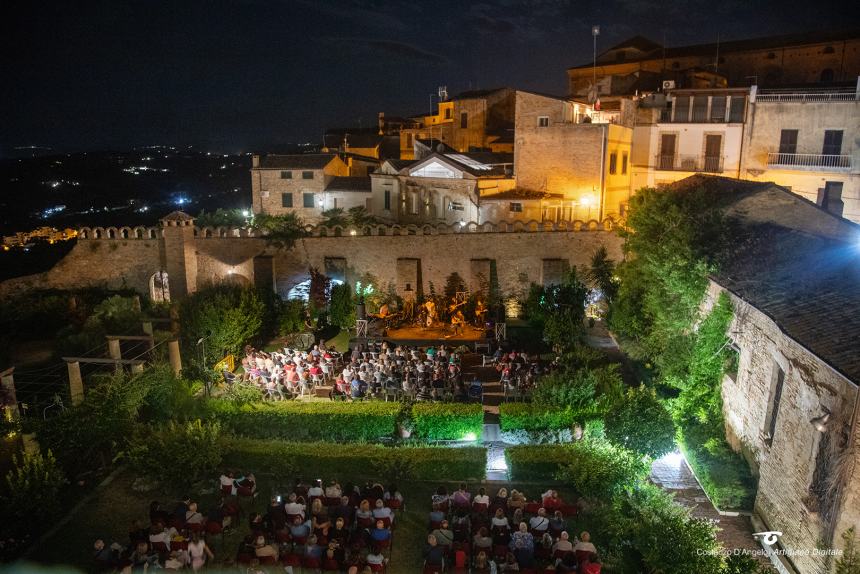 Sold out ai Giardini per la solidarietà a suon di musica grazie a "Un buco nel tetto"