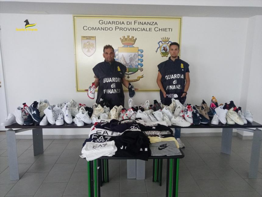 Sequestrati dalla Guardia di finanza capi di abbigliamento e scarpe contraffatti