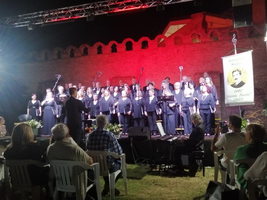 Emozioni ai Giardini d'Avalos grazie al coro "Giacomo Puccini" di Chieti 