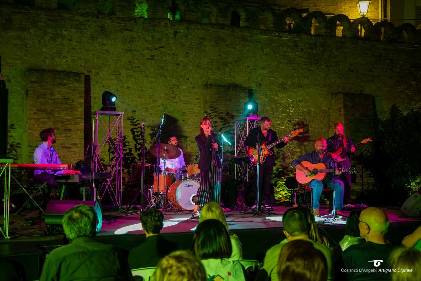 Sold out ai Giardini per la solidarietà a suon di musica grazie a "Un buco nel tetto"