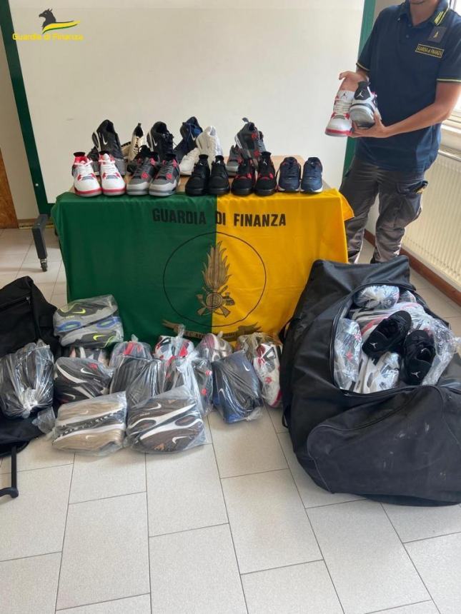 Scarpe sportive contraffatte sequestrate sul lungomare di Vasto Marina