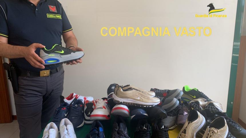 Scarpe sportive contraffatte sequestrate sul lungomare di Vasto Marina