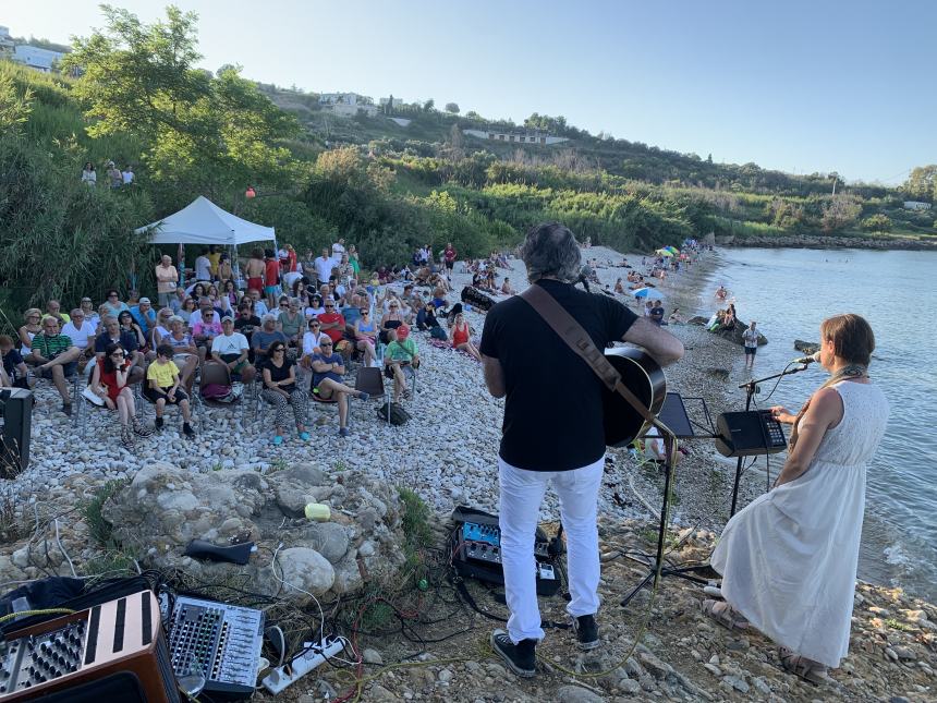 I musicisti  Barbati e la cantante  Paola Ceroli incantano la spiaggia di Casarza a ritmo di blues 