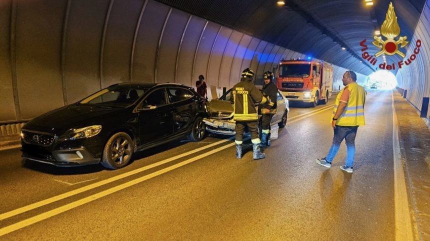 Isernia, Venafro: Scontro In Galleria Sulla Statale 85, Tre Feriti