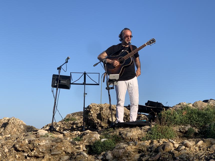 I musicisti  Barbati e la cantante  Paola Ceroli incantano la spiaggia di Casarza a ritmo di blues 