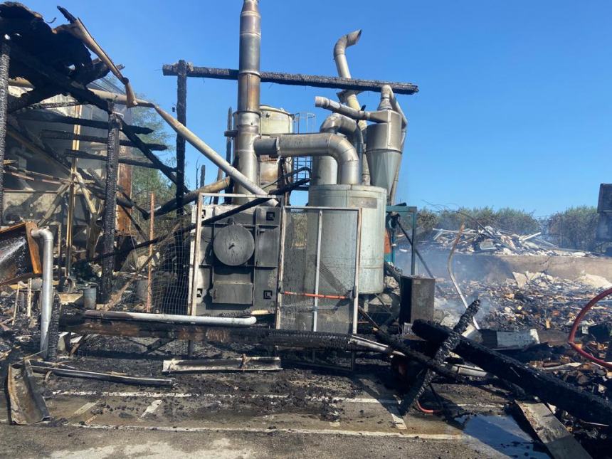 Rogo nella notte alla Tecnopack di San Salvo, in fiamme la pellettatrice nel cortile