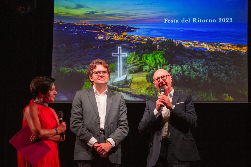 Festa del Ritorno: trionfo di simpatia con Max Giusti e Premio Petroro al Polo Mattioli