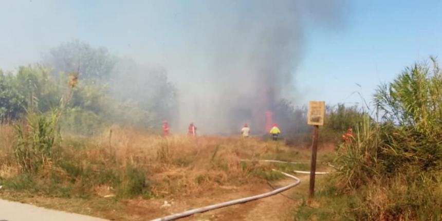 Fiamme a ridosso della ciclabile in contrada San Tommaso a Vasto Marina