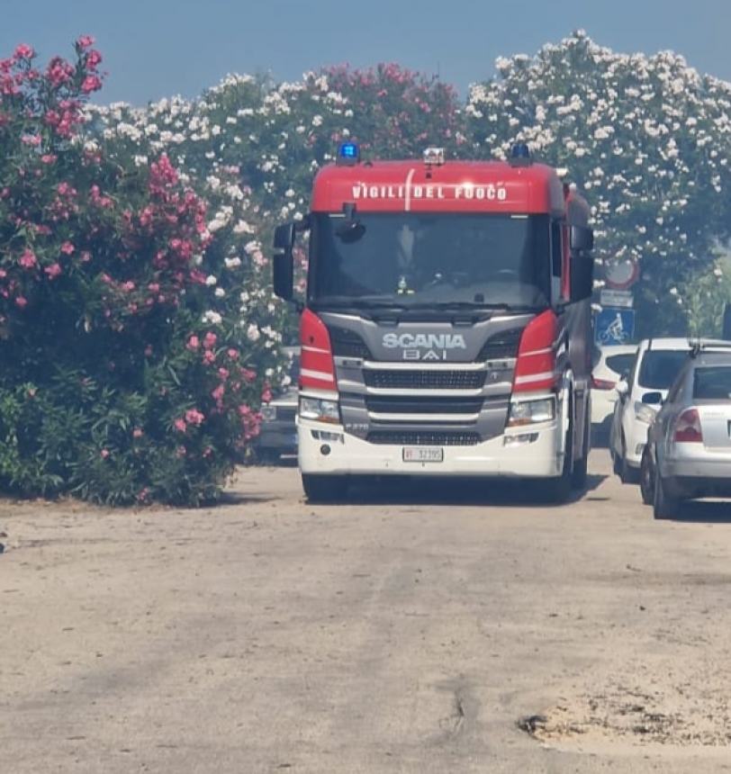 Fiamme a ridosso della ciclabile in contrada San Tommaso a Vasto Marina