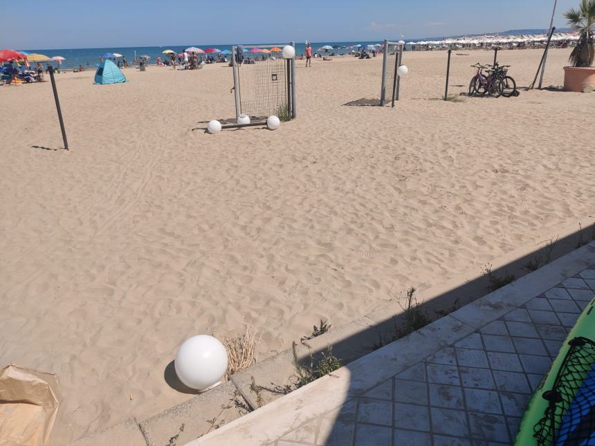 Cabine e lampioni distrutti: vandali in azione alla ex "La Bussola" diventata spiaggia libera