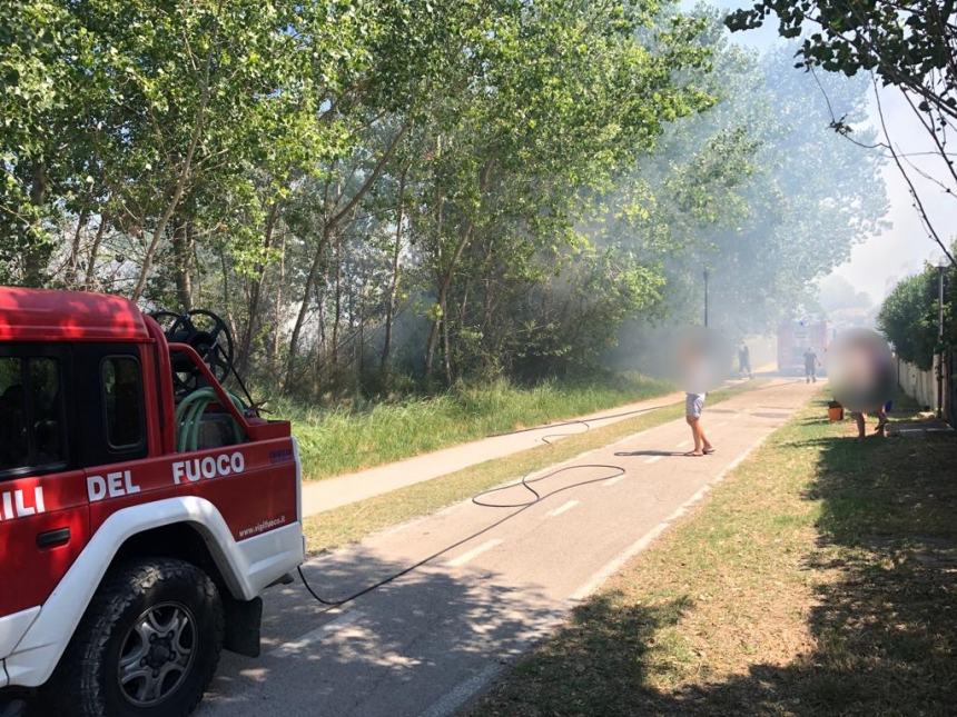 Fiamme a ridosso della ciclabile in contrada San Tommaso a Vasto Marina