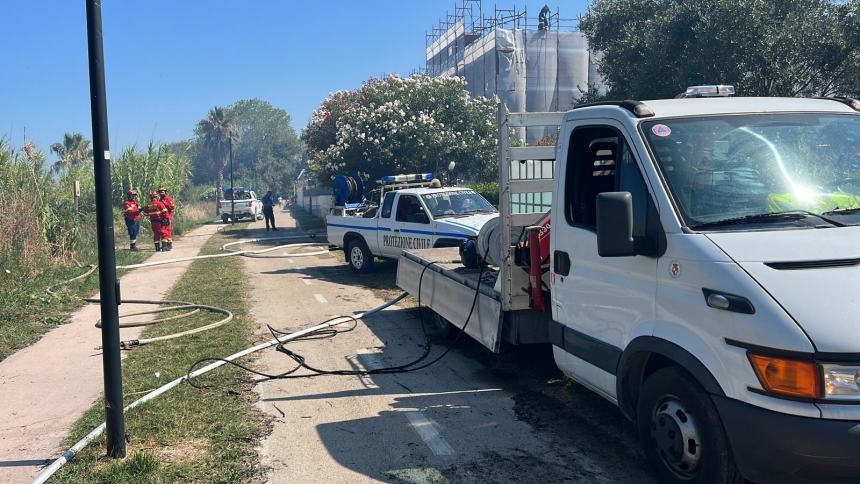 Fiamme a ridosso della ciclabile in contrada San Tommaso a Vasto Marina