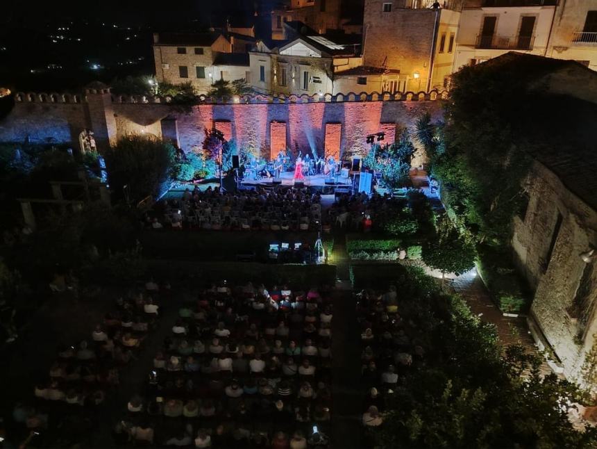 La Mina di Fernanda D’Ercole conquista il pubblico di Palazzo d’Avalos 