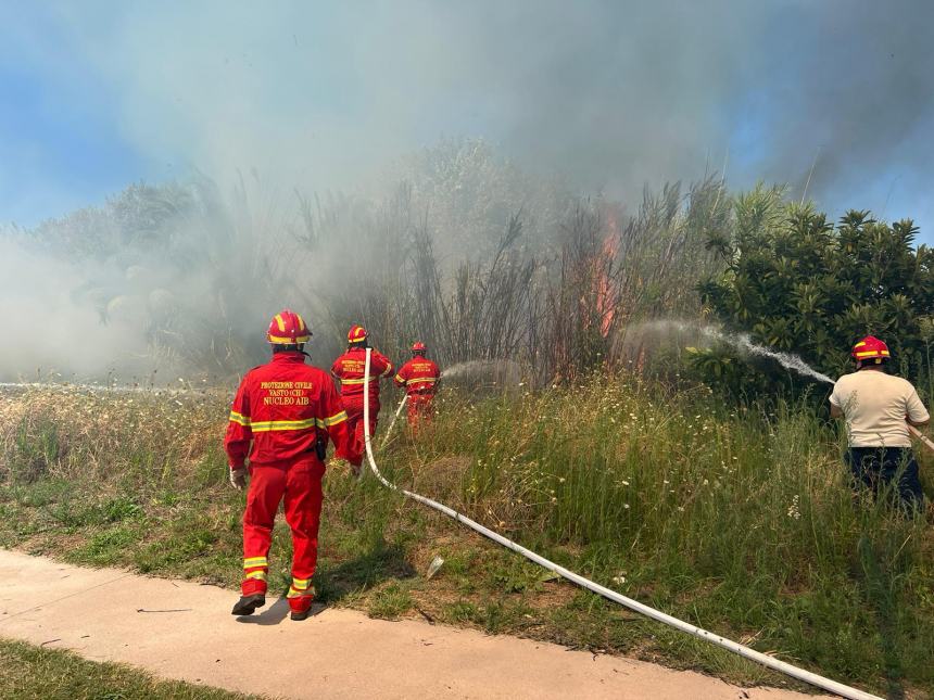 Fiamme a ridosso della ciclabile in contrada San Tommaso a Vasto Marina