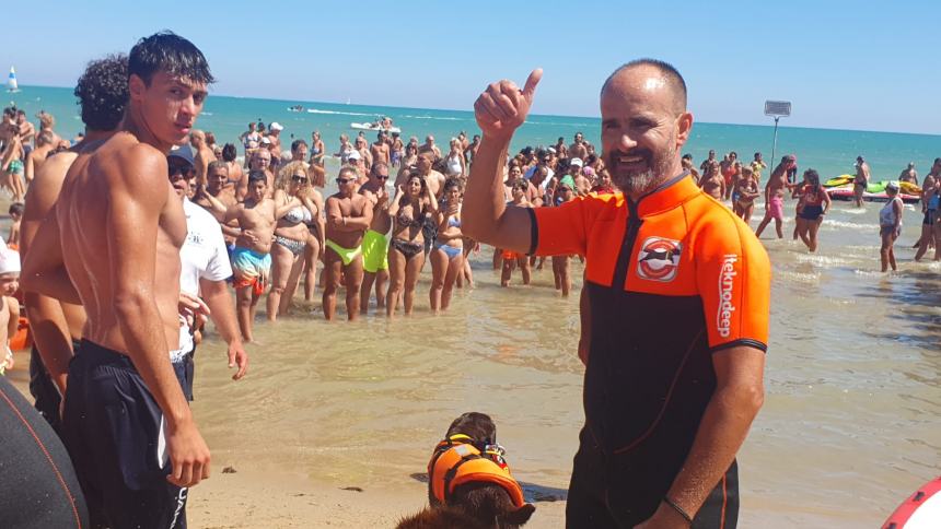 Buon riscontro a Vasto Marina per la lezione di sicurezza in mare con i cani di salvataggio 