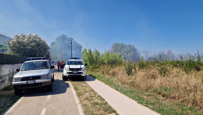 Fiamme a ridosso della ciclabile in contrada San Tommaso a Vasto Marina