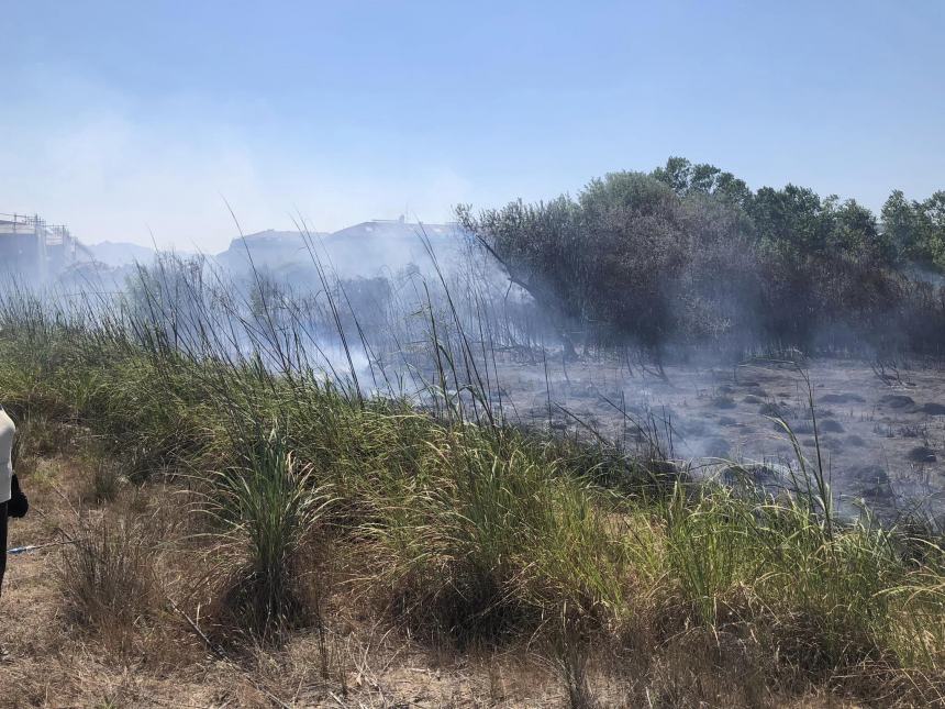 Fiamme a ridosso della ciclabile in contrada San Tommaso a Vasto Marina