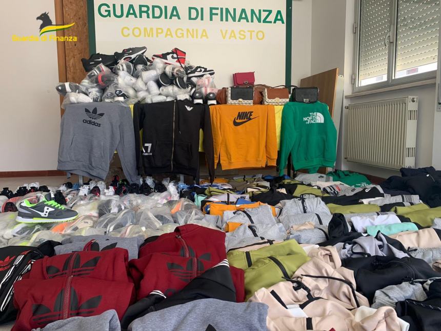 A Vasto Marina sequestro di calzature, borse, pantaloni e maglie contraffatti