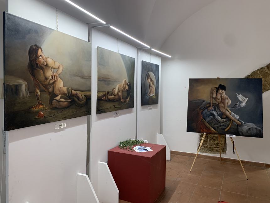 A Vasto la mostra “caravaggesca” di Lorella Ragnatelli: “Questa tecnica mi ha fatto ritrovare me stessa”