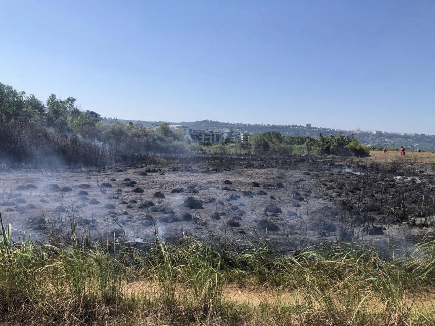 Fiamme a ridosso della ciclabile in contrada San Tommaso a Vasto Marina