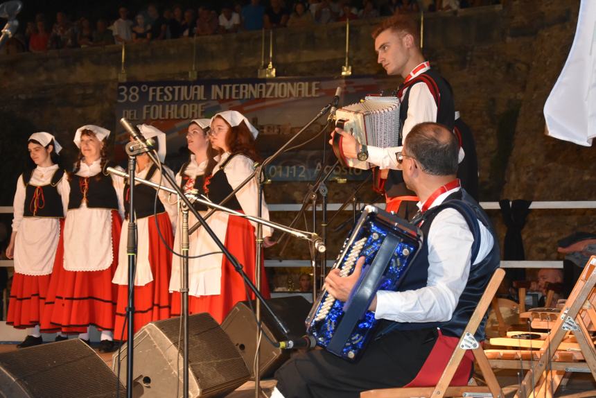 Il Festival internazionale del Folklore a Termoli: il gruppo di Agnone