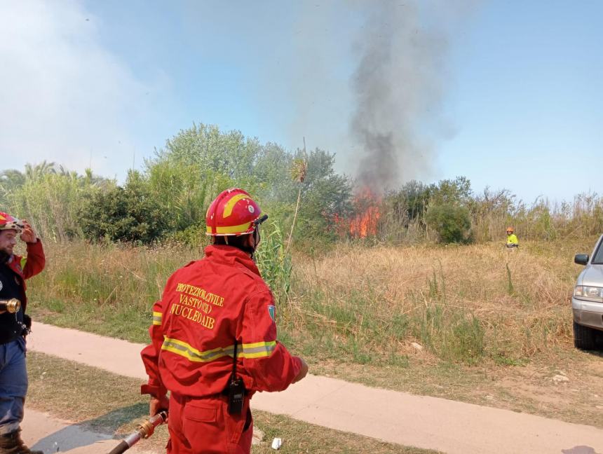 Fiamme a ridosso della ciclabile in contrada San Tommaso a Vasto Marina