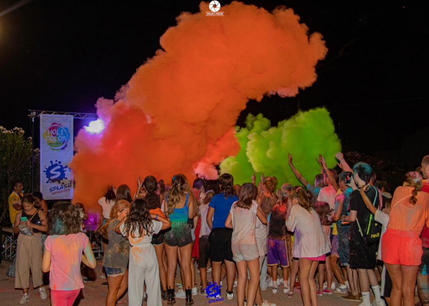 Allegria e divertimento con l'Holi color a Scerni