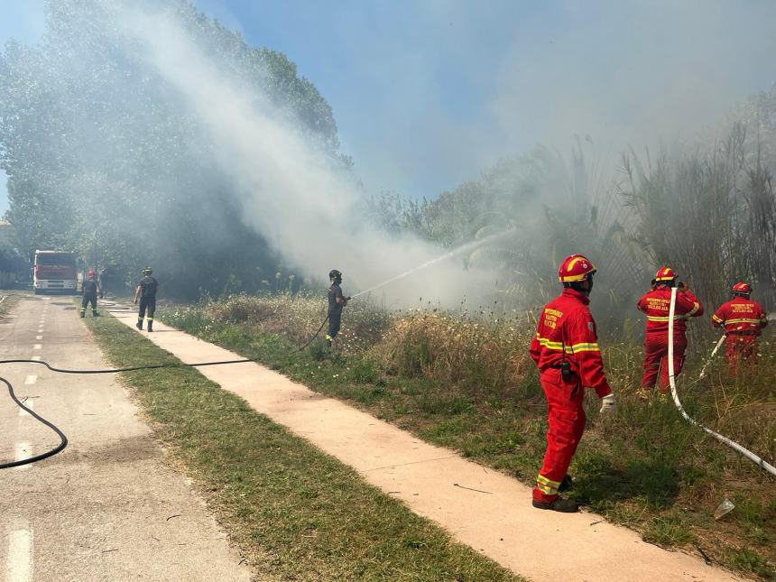 Fiamme a ridosso della ciclabile in contrada San Tommaso a Vasto Marina