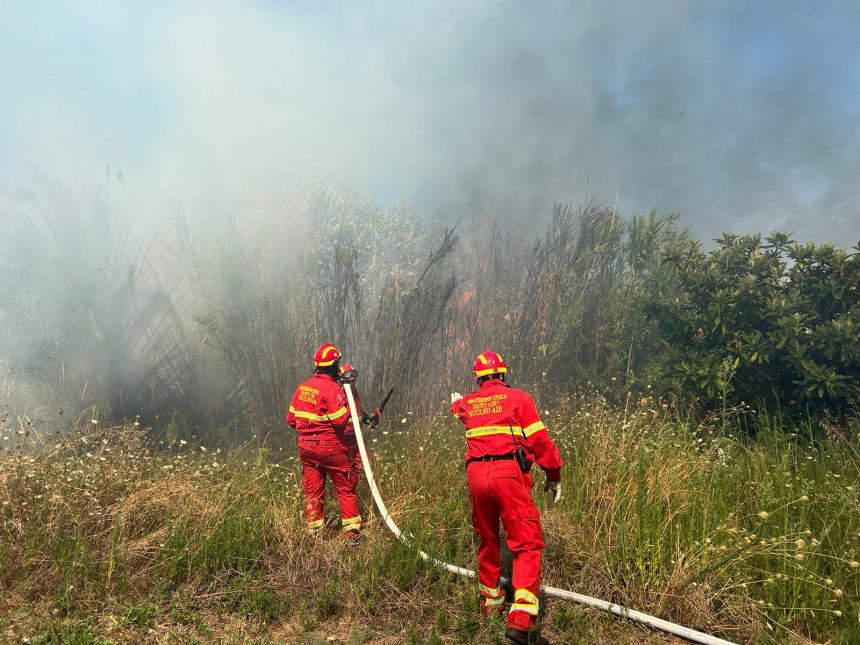 Fiamme a ridosso della ciclabile in contrada San Tommaso a Vasto Marina