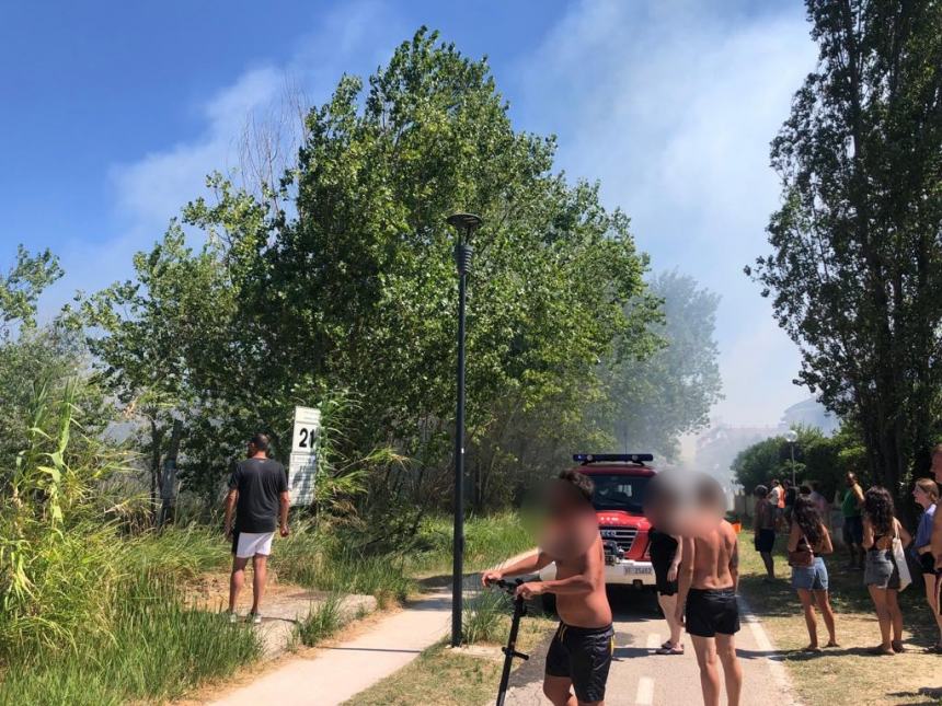 Fiamme a ridosso della ciclabile in contrada San Tommaso a Vasto Marina