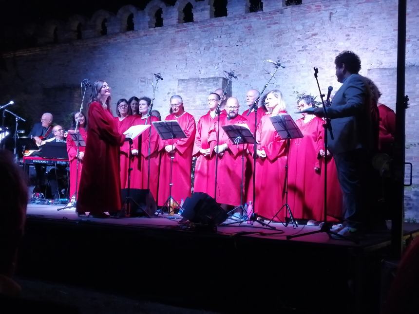 Applausi sotto le stelle per i "The New Gospel Choir": l'esibizione ai Giardini 