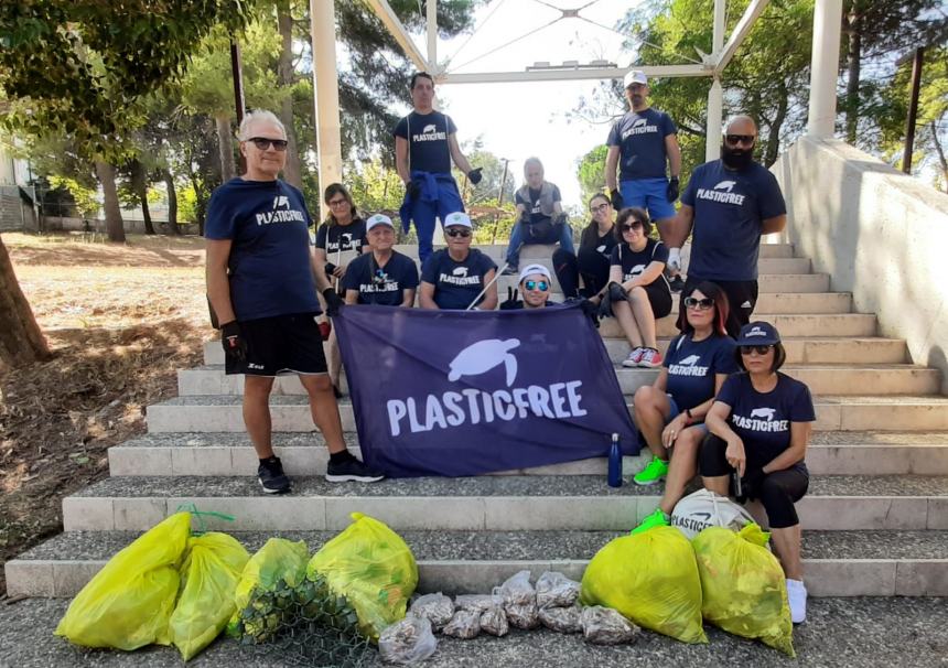 3 chili di mozziconi raccolti dai volontari Plastic Free nella villa comunale di San Salvo 