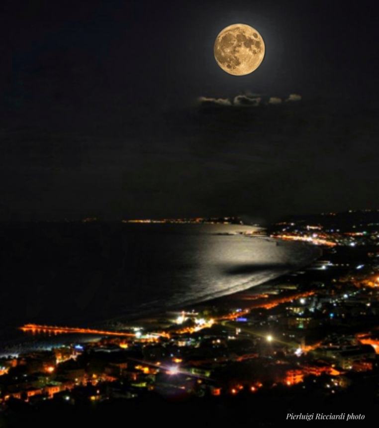 È virale la "Superluna sul golfo di Vasto" nello scatto di Pierluigi Ricciardi 