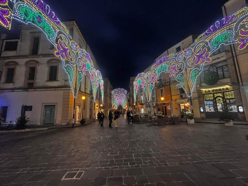 Il centro storico si colora con le luminarie di San Michele 