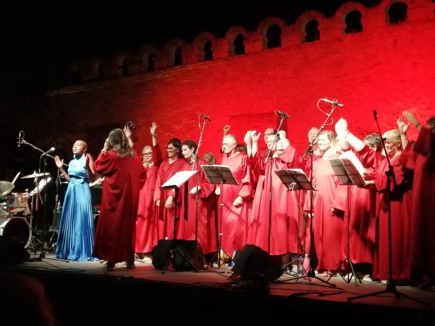 Applausi sotto le stelle per i "The New Gospel Choir": l'esibizione ai Giardini 