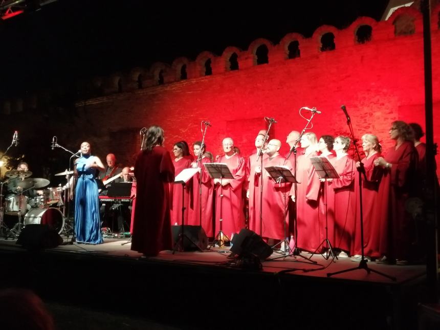 Applausi sotto le stelle per i "The New Gospel Choir": l'esibizione ai Giardini 