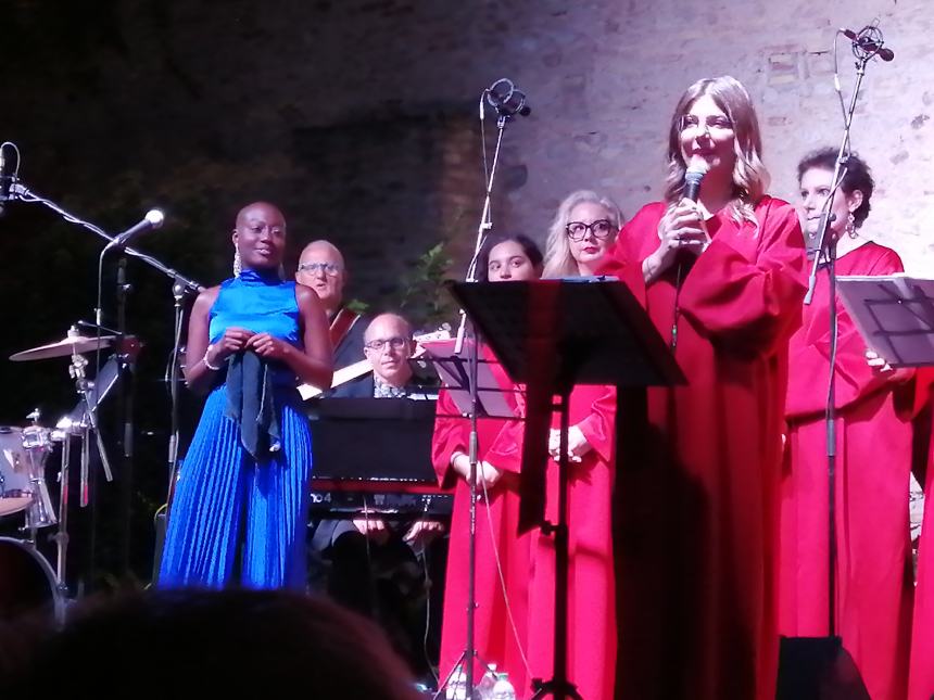 Applausi sotto le stelle per i "The New Gospel Choir": l'esibizione ai Giardini 