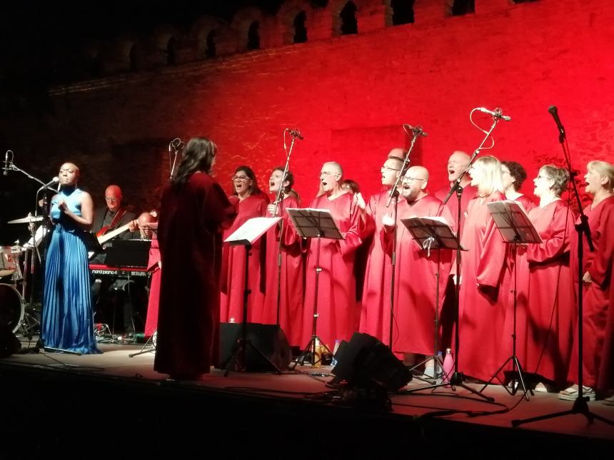 Applausi sotto le stelle per i "The New Gospel Choir": l'esibizione ai Giardini 