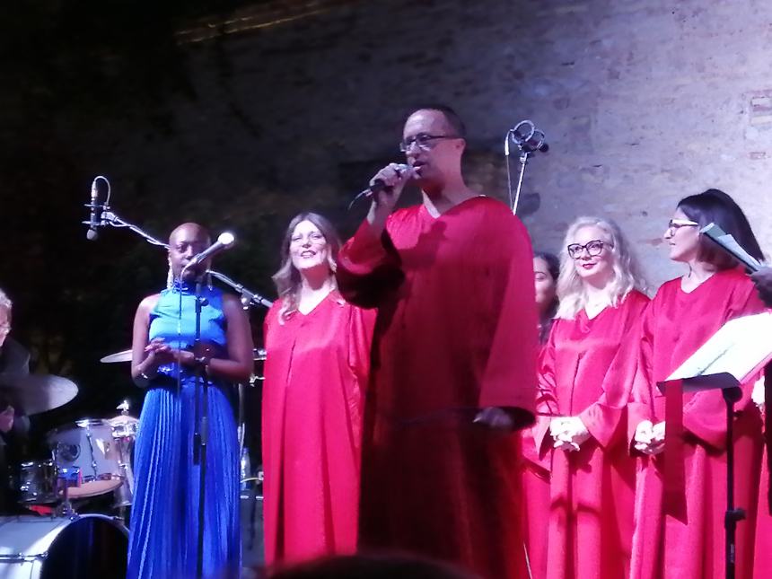 Applausi sotto le stelle per i "The New Gospel Choir": l'esibizione ai Giardini 