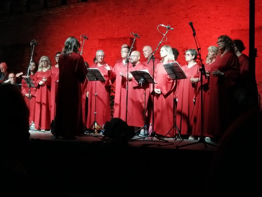 Applausi sotto le stelle per i "The New Gospel Choir": l'esibizione ai Giardini 